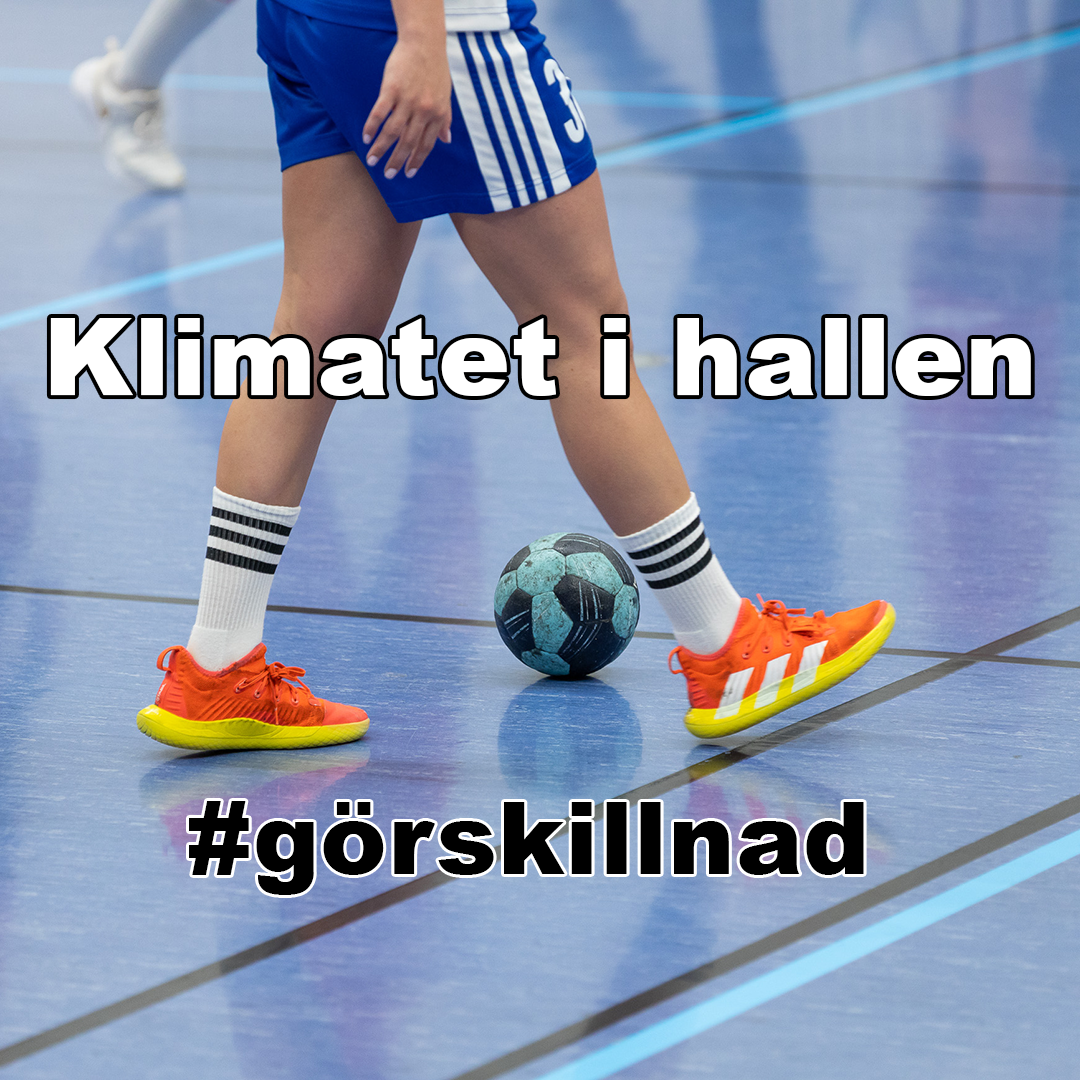 en spelare går på en handbollsplan och mellan benen ser man att en boll ligger på golvet. på bilden står det klimatet i hallen och #görskillnad.