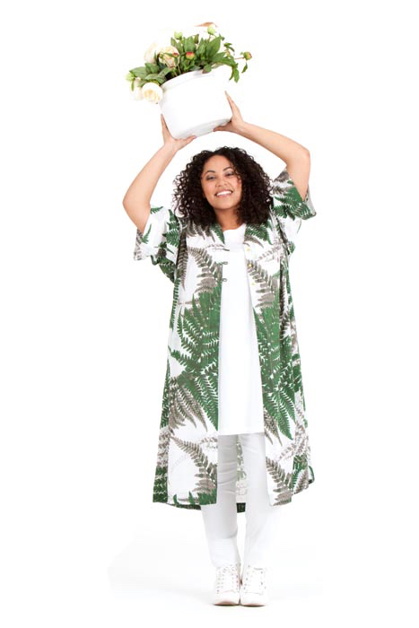 Audrey i sköna Oksana kimono. Finns i Fern grön och Fern orange. Pris 799:-