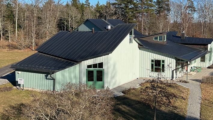 En grön byggnad i Skillebyholm