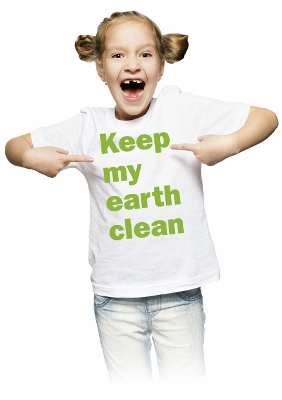 Flicka med text Keep my earth clean