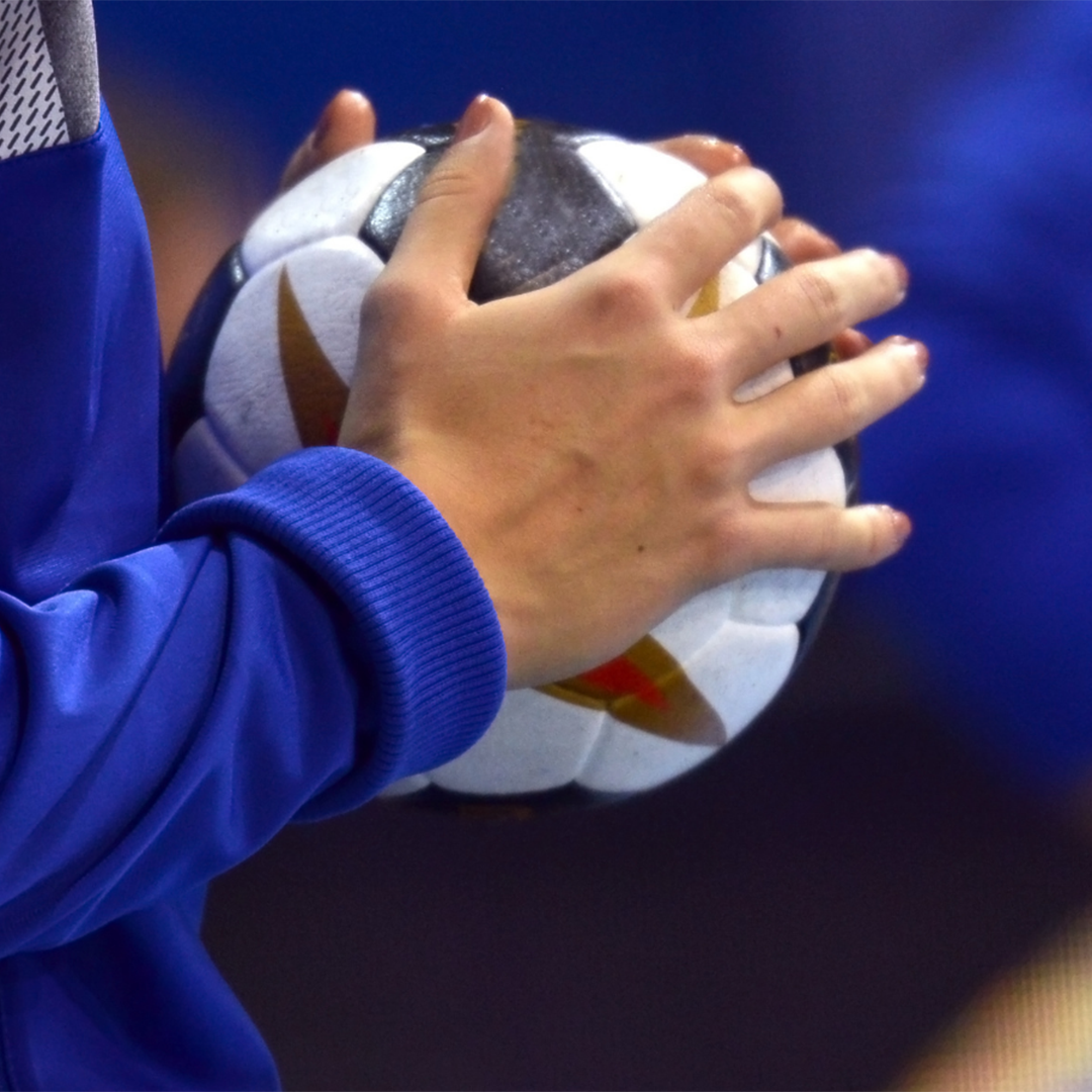 en handboll som hålls i två händer