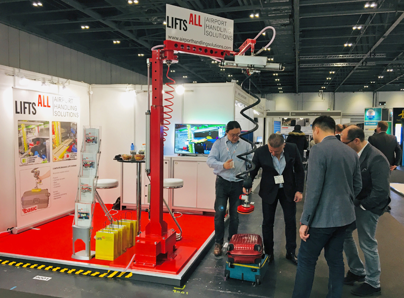 Lifts All Airport Handling Solutions at Passenger Terminal Expo. Lifting bags with vacuum lift Basic and FlexiCrane.