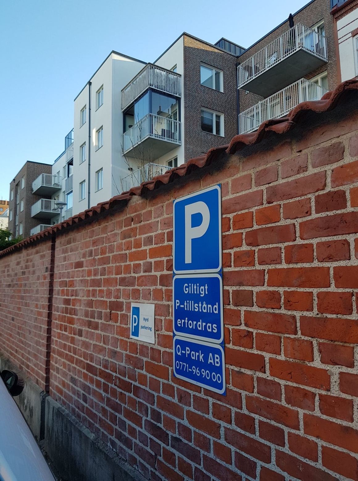 Om parkeringstillstånd och om plats för elbil...