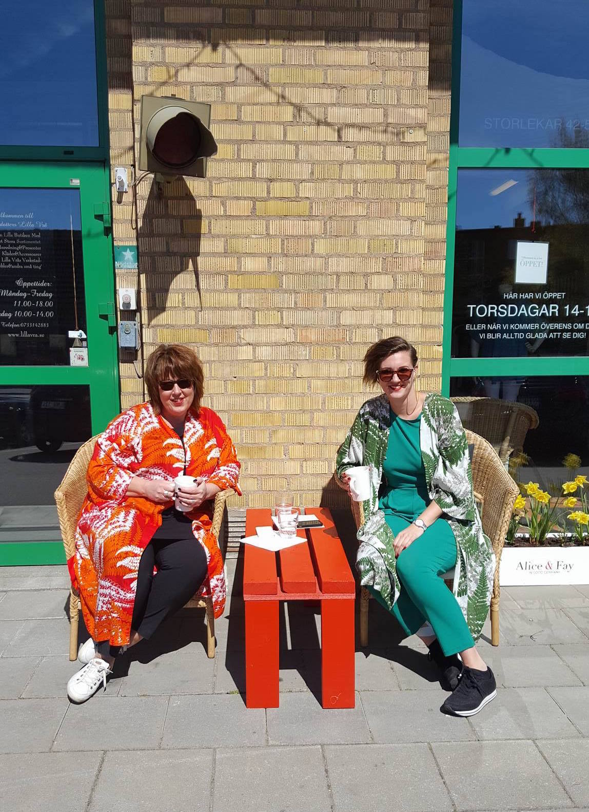 Cecilia och Fanny Alatalo alias Alice och Fay, njuter av solen och värmen utanför vårt kontor/showroom. Välkomna hit!
